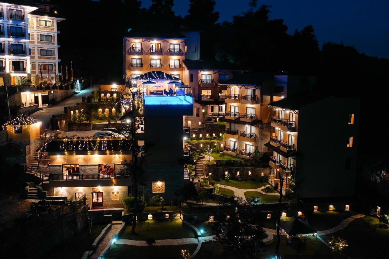 Bar Peepal Resort Покхара Экстерьер фото The resort at night
